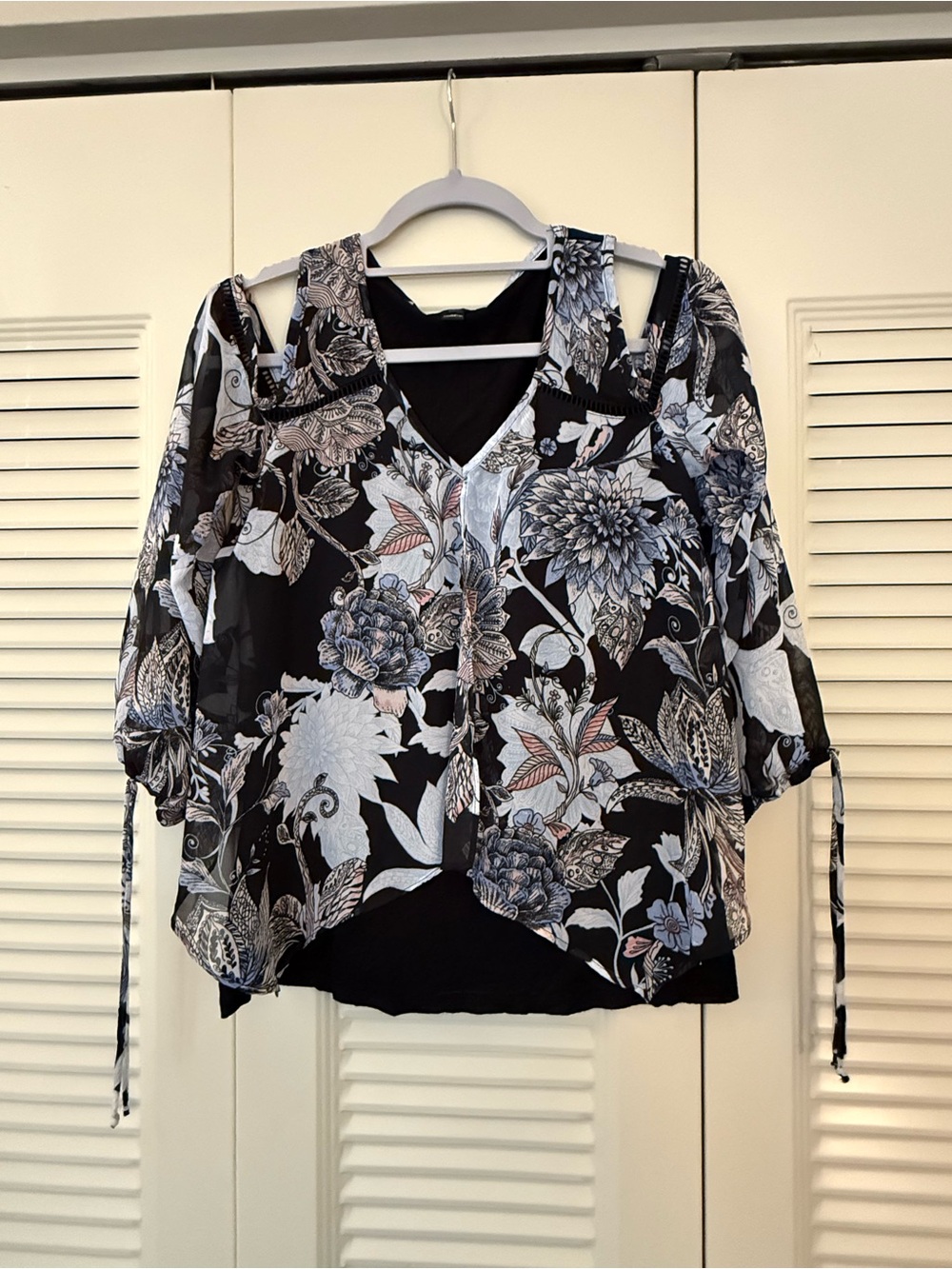 Floral Cold-Shoulder V-Neck Blouse in Black and White